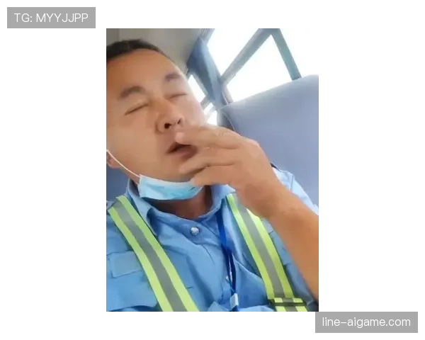 梁伟铿随手一张生活照，手戴豪表拎塑料袋，反差笑死我